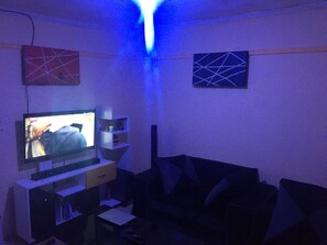 Living area - Cool and chill Suite with wireless internet- 6 minutes drive in (Nakuru)