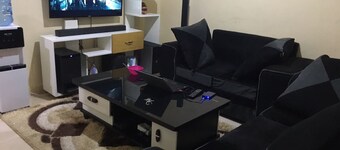 Cool and chill Suite with wireless internet- 6 minutes drive in