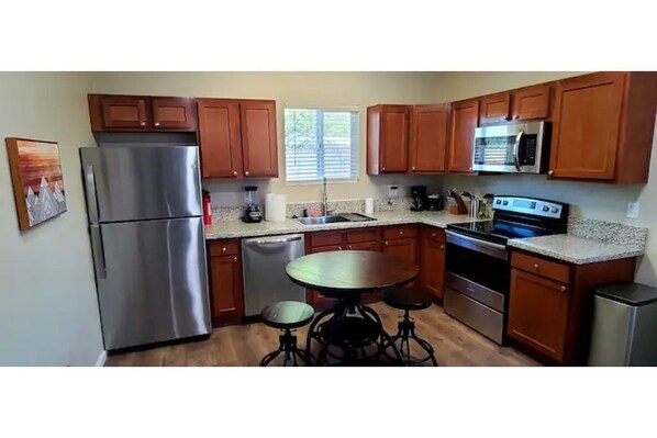 Køleskab, mikrobølgeovn, ovn, kogeplade