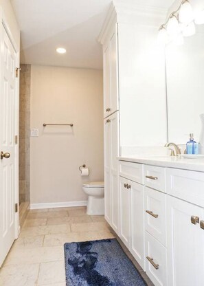 Combined shower/bathtub, hair dryer, towels