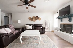 Smart TV, fireplace - *Discount* Fast Wifi, Beautiful Home near Route 66, Palo Duro Canyon, & Shopping (Amarillo)