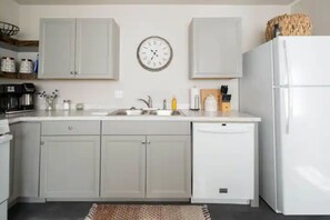 Fridge, microwave, oven, stovetop - *Discount* Fast Wifi, Beautiful Home near Route 66, Palo Duro Canyon, & Shopping (Amarillo)