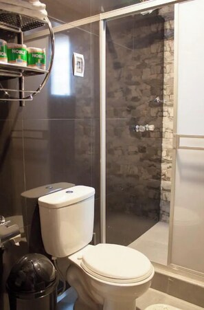 Haartrockner, Handtücher, Seife, Toilettenpapier