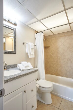 Badewanne, Handtücher, Toilettenpapier
