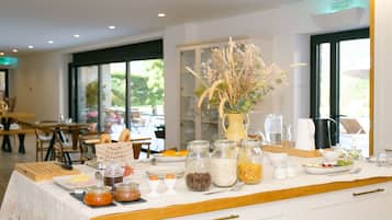 Free daily continental breakfast