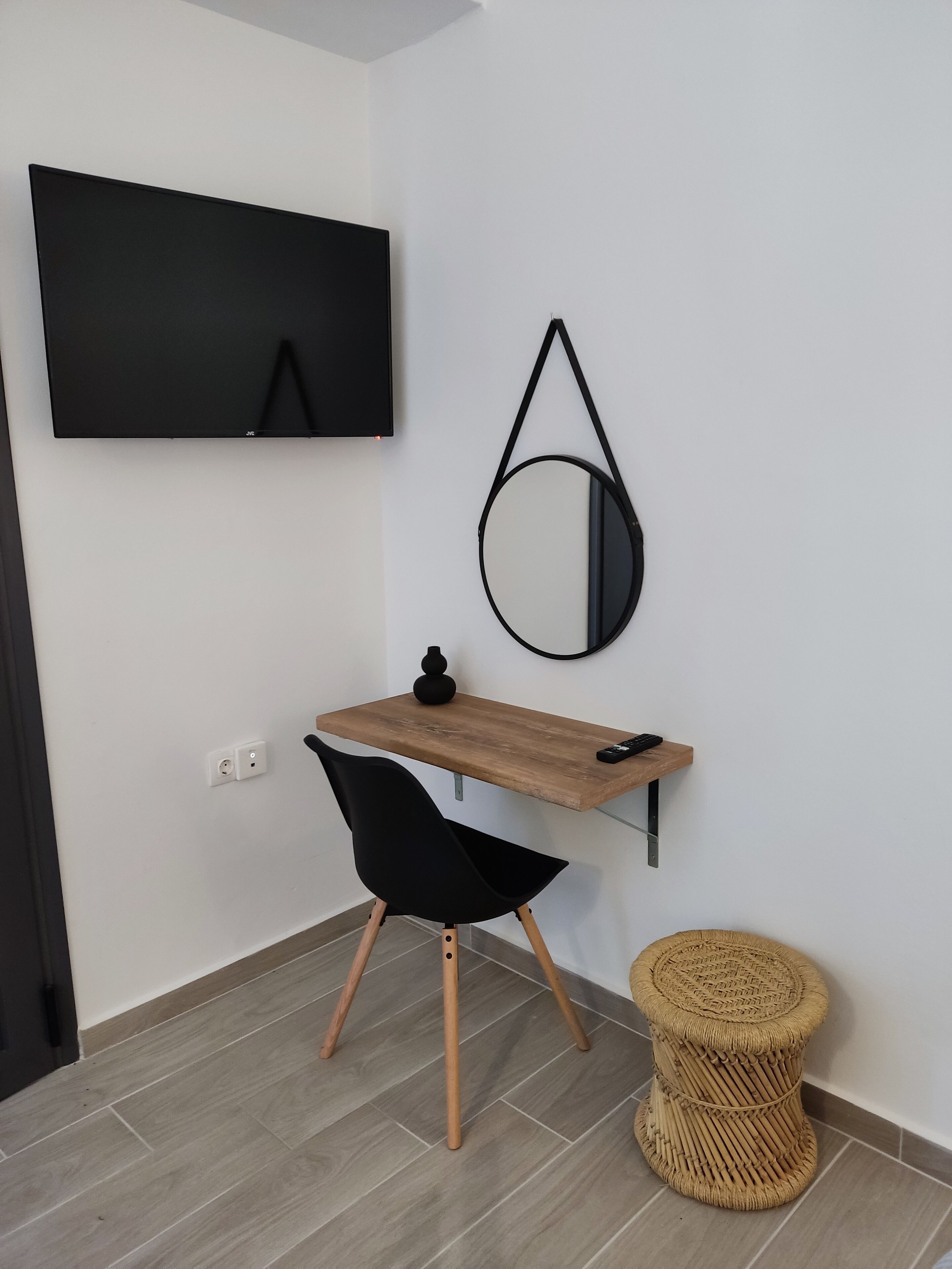 Junior-studio | Työpöytä, kannettavalle tietokoneelle sopiva työtila, äänieristys