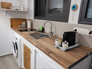 Studio Junior | Cuisine privée | Réfrigérateur, micro-ondes, plaque de cuisson, machine à expresso