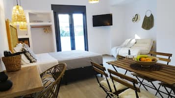 Studio Keluarga | Meja kerja, ruang kerja ramah laptop, dan kedap suara