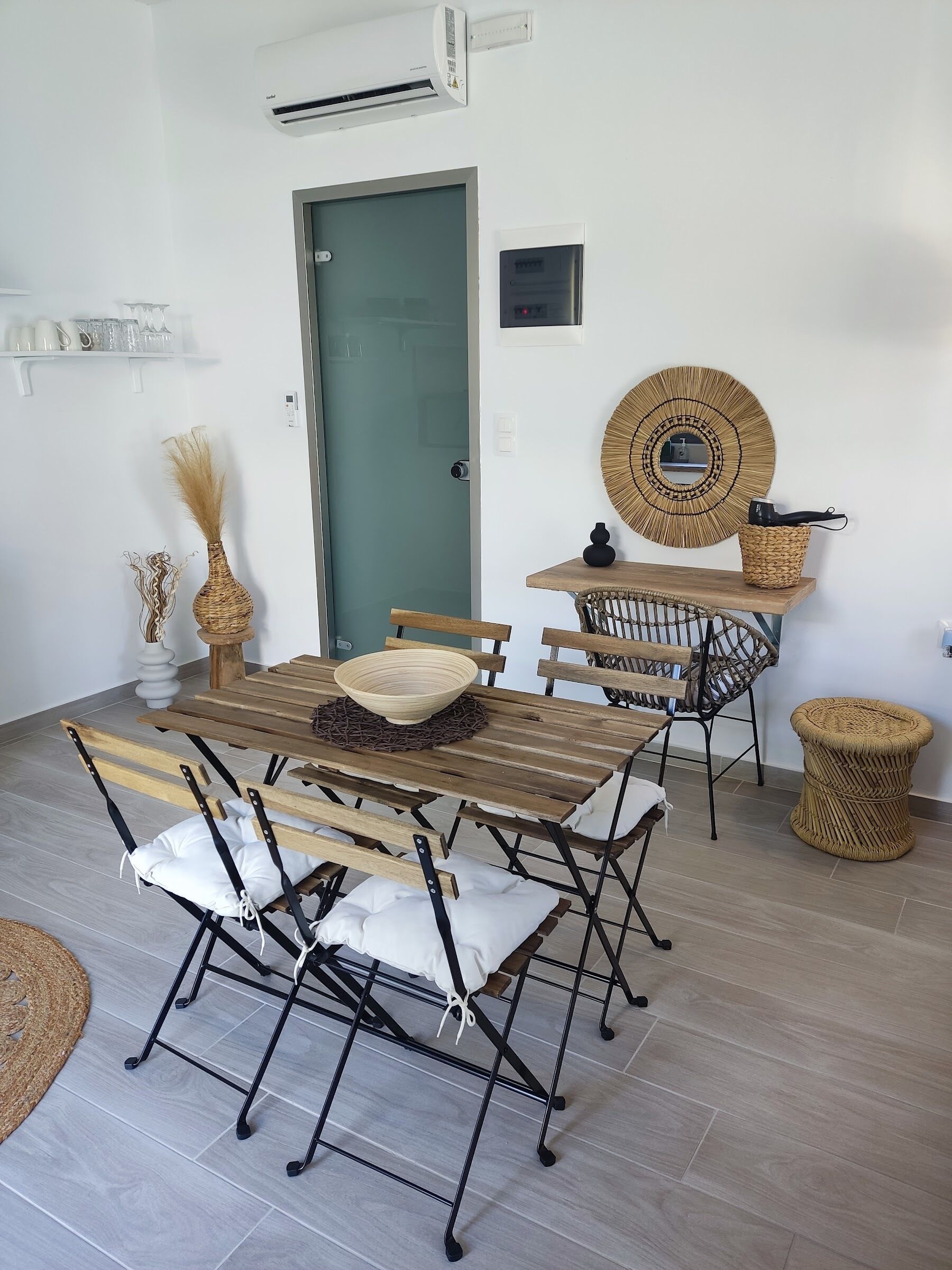 Familienstudio | Schreibtisch, laptopgeeigneter Arbeitsplatz, schallisolierte Zimmer