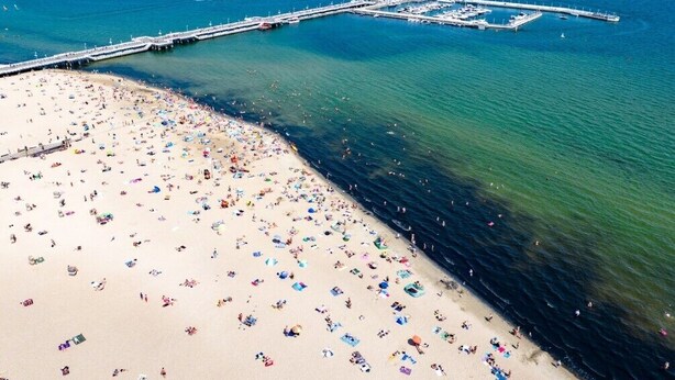 An aerial view of a beach with numerous umbrellas and people. - Sopot Marina (Sopot)