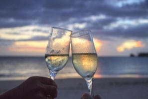 På stranden, hvit sand, 10 strandbarer og fisking