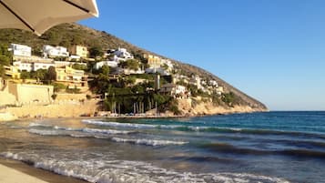 Beach nearby, sun-loungers, beach towels
