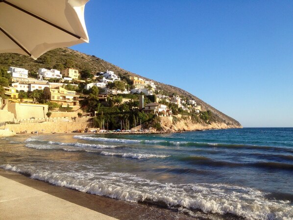 Beach nearby, sun loungers, beach towels