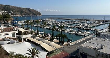 Villa, sleeps 8, private pool, 4 min stroll to sandy El Portet beach.