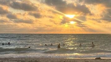 Ubicación a pie de playa y arena blanca