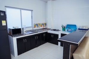 Full-size fridge, microwave, dishwasher, rice cooker - Cabañas Villa Antonella (Coveñas)