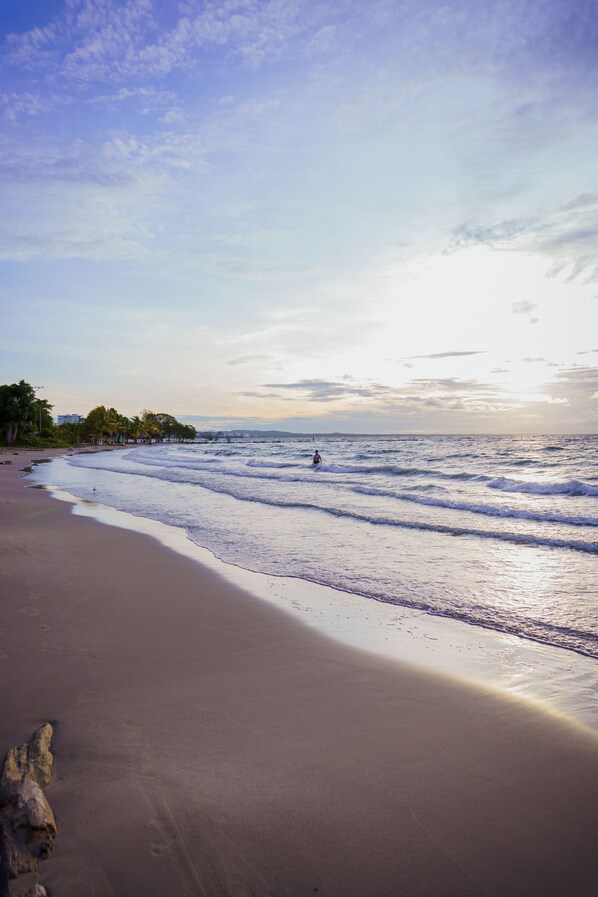 På stranden og hvit sand