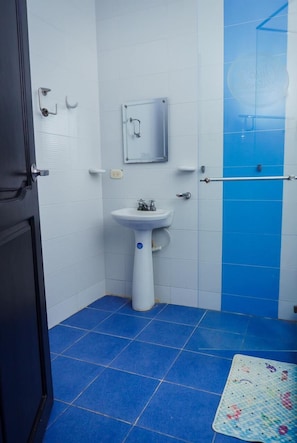 Chauffage par le sol (salle de bains), serviettes fournies, savon