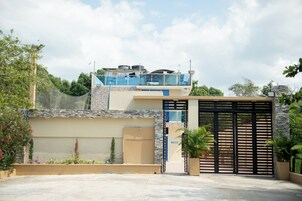 Fachada de la propiedad