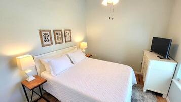 1 habitación, tabla de planchar con plancha, wifi gratis y ropa de cama