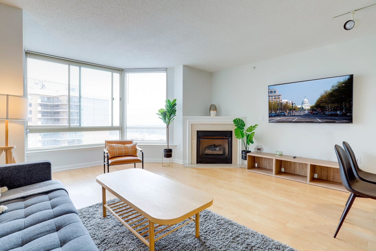 Comfort-Apartment, 2 Schlafzimmer, Stadtblick | Wohnbereich | 50-Zoll-Smart-TV mit Kabelempfang, Fernseher, Kamin