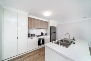 Fridge, microwave, oven, stovetop - Modern Escape in Quiet Neighbourhood (Gobbagombalin)