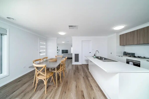 Dining - Modern Escape in Quiet Neighbourhood (Gobbagombalin)