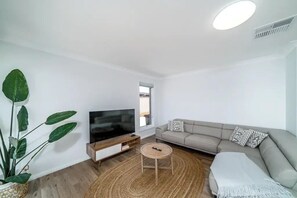 TV - Modern Escape in Quiet Neighbourhood (Gobbagombalin)