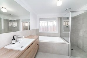 Towels - Modern Escape in Quiet Neighbourhood (Gobbagombalin)