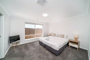 3 chambres, fer et planche à repasser, accès au Wi-Fi (inclus)