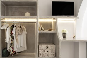 Premium Room with Sea View | ตู้นิรภัยในห้องพัก, พื้นที่ทำงานแบบใช้แล็ปท็อป, เตารีด/โต๊ะรีดผ้า