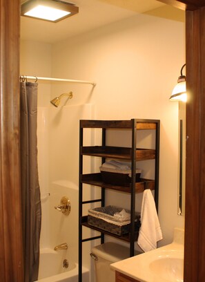 Ensemble baignoire-douche, séchoir à cheveux, serviettes fournies, savon