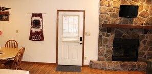 Dining - Winetrail Cabin - SIU, Giant City SP, Shawnee Forest, & Cedar Lake minutes away! (Makanda)