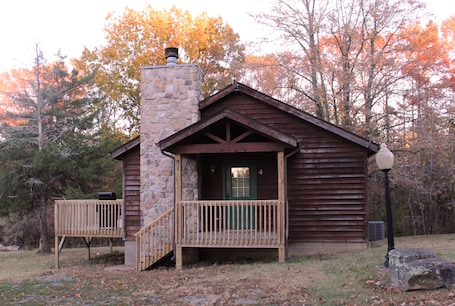 Exterior. Winetrail Cabin - SIU, Giant City SP, Shawnee Forest, & Cedar Lake minutes away!
