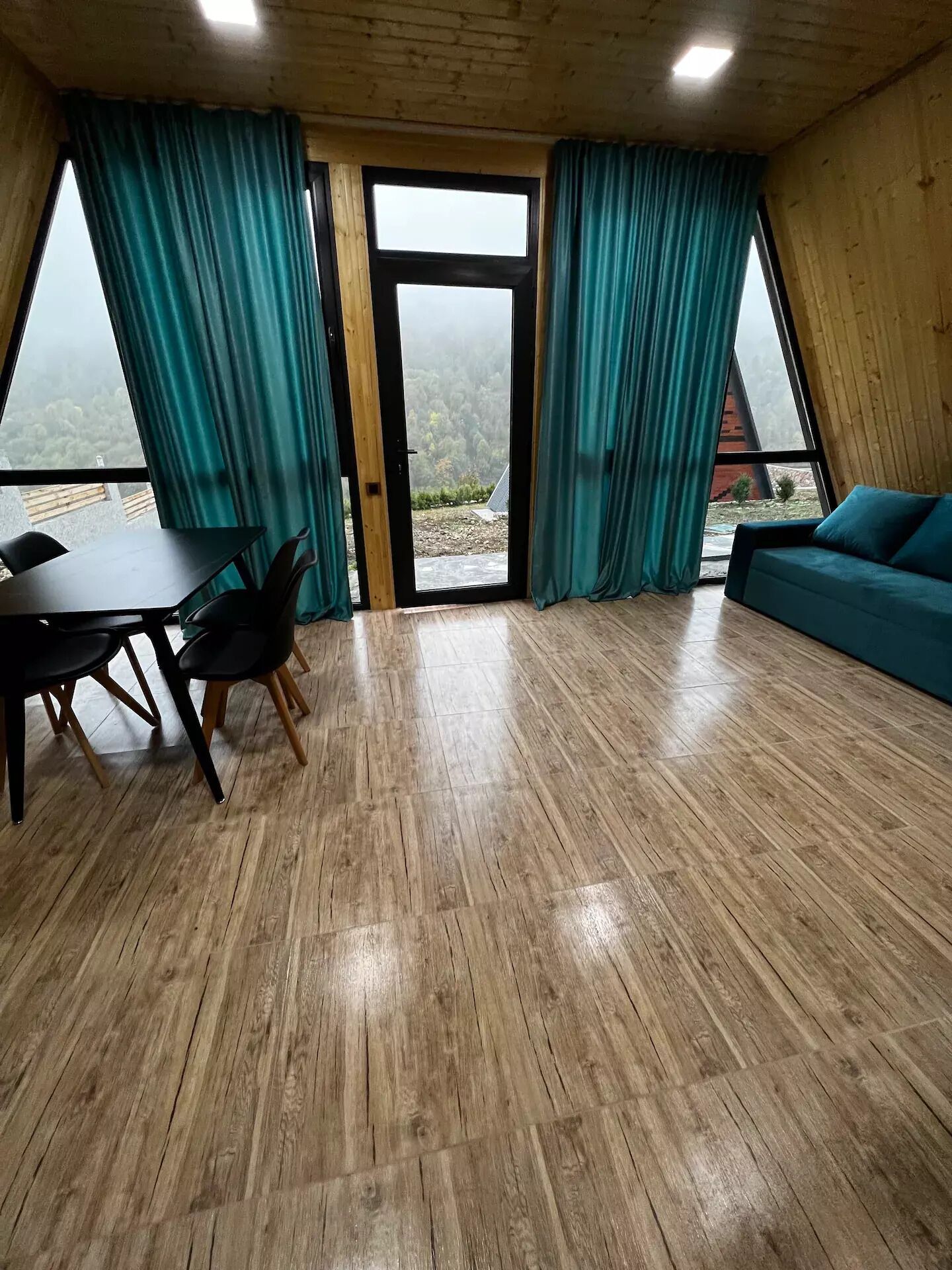 Een smart-tv, boeken, een muziekbibliotheek en een stereo