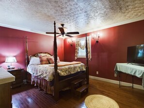 3 bedrooms, desk, iron/ironing board, free WiFi