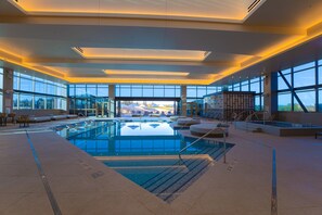 Innendørsbasseng, bassengtelt (inkludert) og solsenger