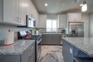 Kühlschrank, Wasserkocher mit Kaffee-/Teezubehör