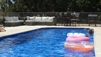 3 kolam renang outdoor