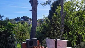 A swimming pool with a water feature, surrounded by a fence and trees. - RELAX HOUSE BARCELONA (Sant Esteve Sesrovires)