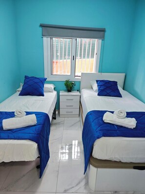 3 habitaciones, escritorio, tabla de planchar con plancha y wifi gratis