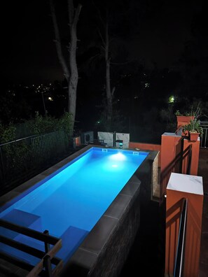 Una piscina al aire libre, una piscina climatizada