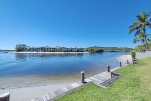 Nær stranden og strandhåndklær