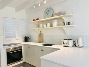Refrigerador, horno, parrilla de estufa y lavavajillas 