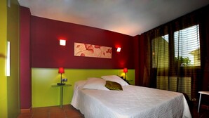 A hotel room with a bed, two bedside tables with lamps, a wall-mounted artwork, and a window with blinds. - Rural house in Navarra for children and dogs for 8-10 people (Eulz)