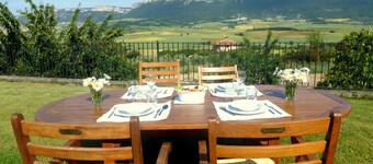 Rural house in Navarra with children and dogs for 8-10 people