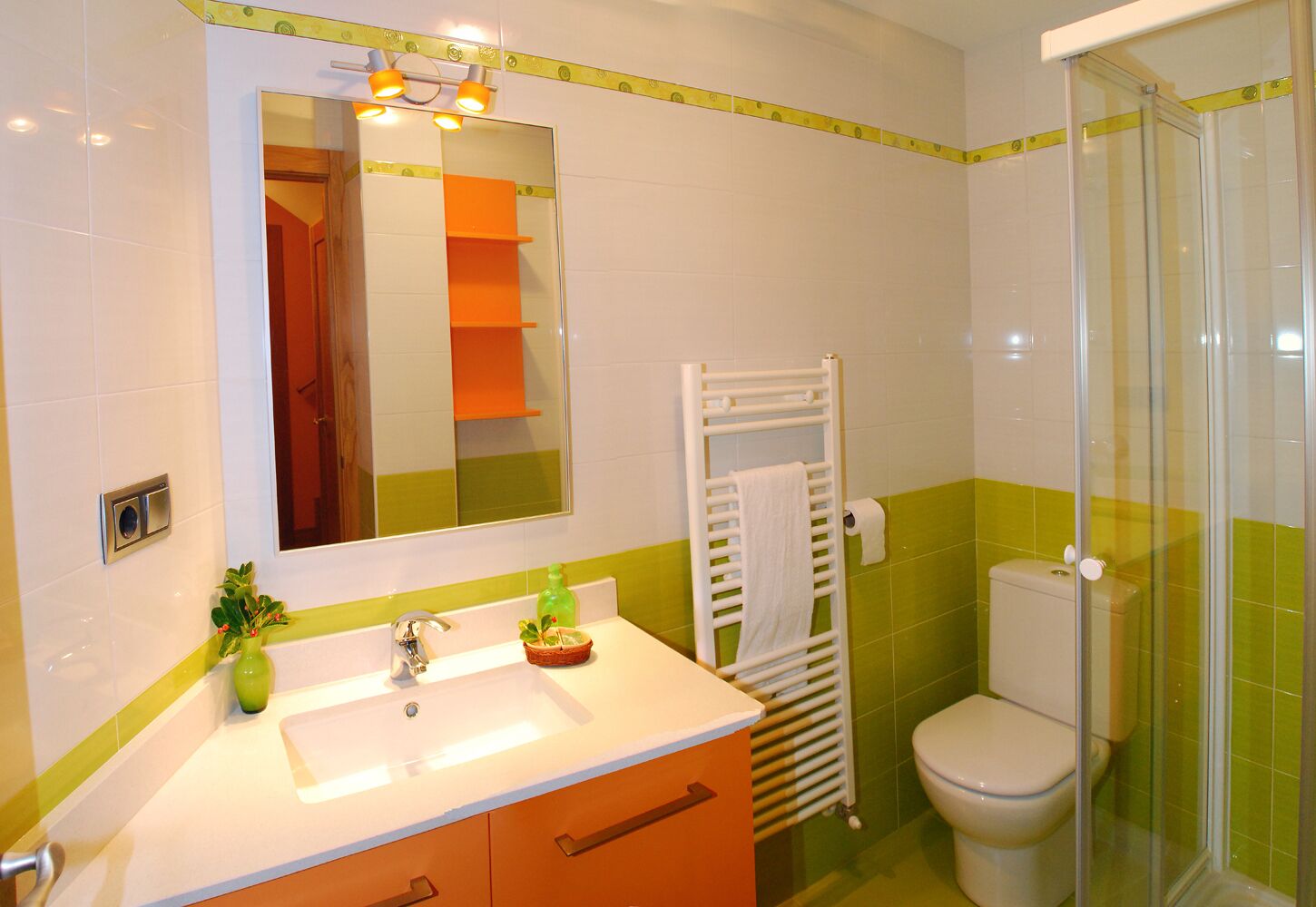 Bañera, secador de pelo, bidé y jabón