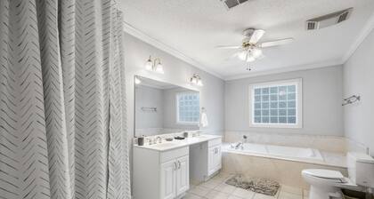 Spacious Family Home—Midtown Mobile; Huge Backyard; Pet friendly