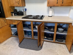 Kylskåp, mikrovågsugn, ugn och spishäll