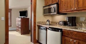 Microondas, lavavajillas, cafetera y tetera y tostadora 